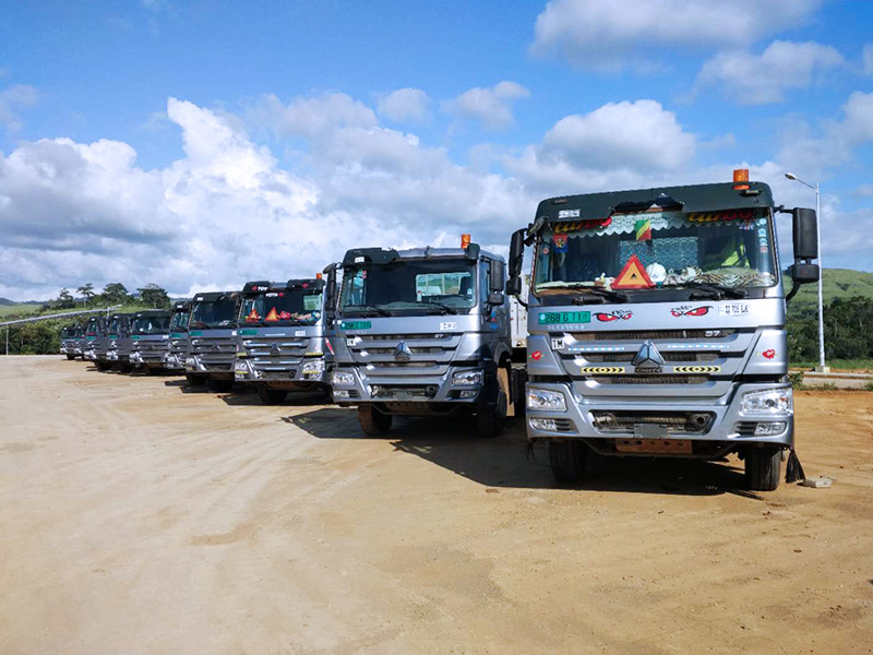 刚果布最大的水泥公司批量采购的重汽牵引车用于水泥运 输